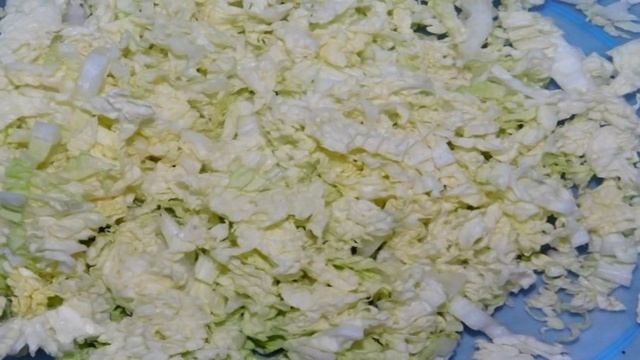 Овощной салат с пекинской капустой и колбасой