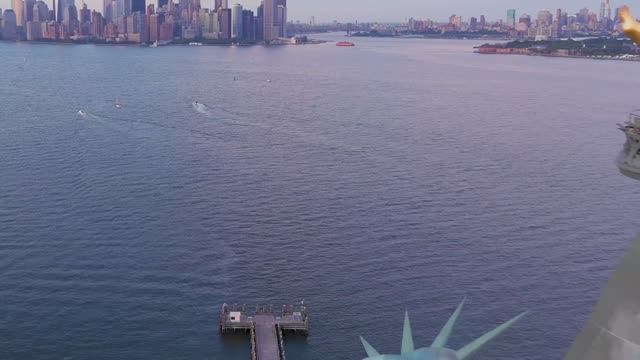 Статуя в бухте NY.