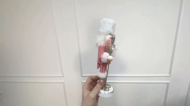 Новогодняя фигурка ЩЕЛКУНЧИК В РОЗОВОМ (в меховой шапке), деревянный, 25 см, 551206-2