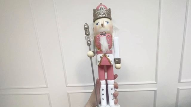 Новогодняя статуэтка ЩЕЛКУНЧИК В РОЗОВОМ (в короне) большой, деревянный, 38 см, 551204-1
