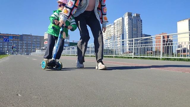 Старшая сестра учит ездить!