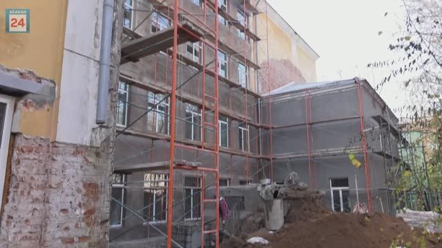 Готовность—50%, задача — завершить отделку фасада и подать тепло: ремонт в 1 школе Абакана ускорился
