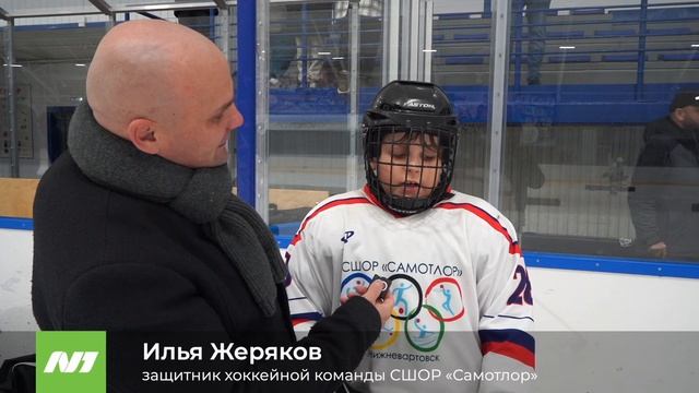 Юным хоккеистам подарили клюшки. Нижневартовск