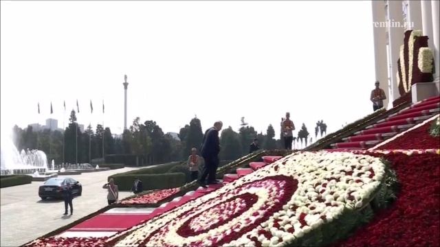 Владимир Путин прибыл во Дворец нации в Душанбе для участия в заседании Совета глав государств
