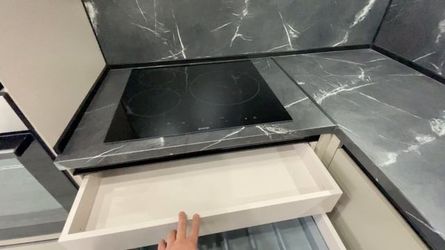 Валерий обозревает кухню с барной стойкой