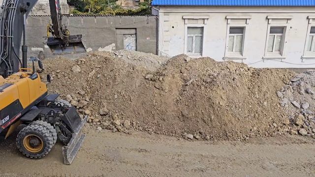 Строительство подпорных стен на Адмирала Октябрьского. Завершилось устройство буронабивных свай