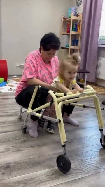 Наша Лерочка делает свои самые первые, самые сложные, но очень долгожданные шаги 💪