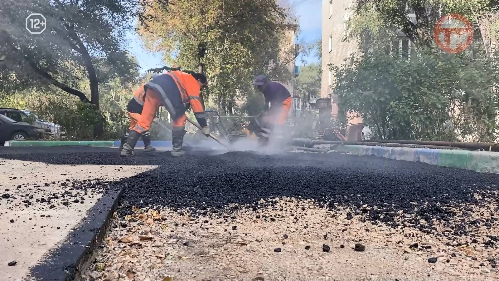 🚧 На Советской, 68, вовсю кипит работа — дорожники укладывают свежий асфальт