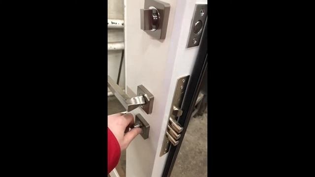 Входная дверь с зеркалом