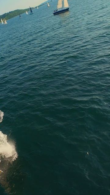 ⛵ Регата в Сиэтле | DJI Avata FPVПогрузитесь в атмосферу скорости и элегантности регаты в Сиэтле,