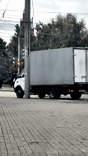 Припаркованная газель на тротуаре в Омске