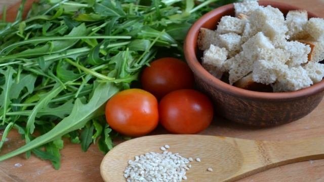Салат с рукколой и черри