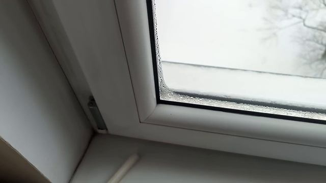 Ручка окна не закрывается до конца. Самое простое решение.