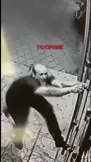 В Краснодаре солевой бородач устроил дебош и драку с охранниками