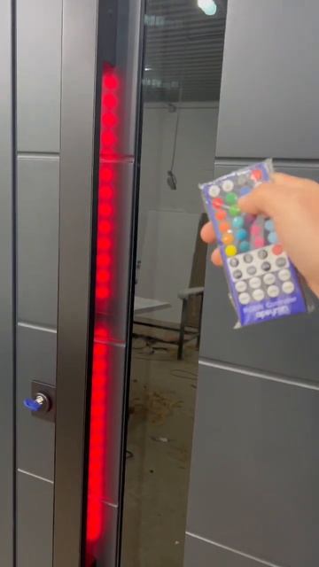 Входная дверь с вертикальной ручкой и Led подсветкой.
