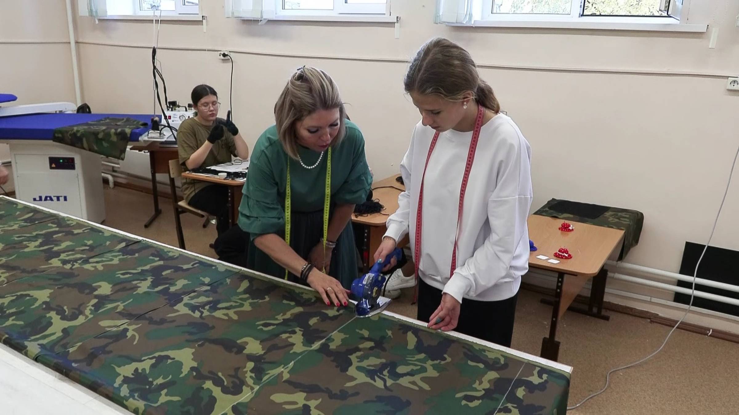 Школьники Излучинска шьют для бойцов СВО