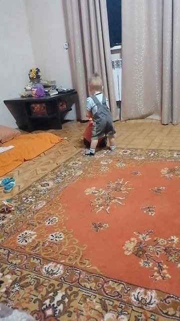 Данила топает
