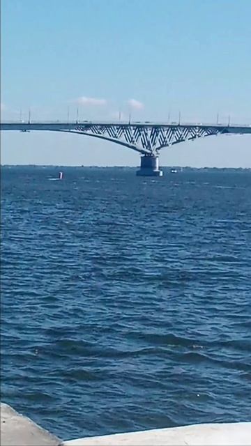 Потемнели волны Волги - осень пришла...