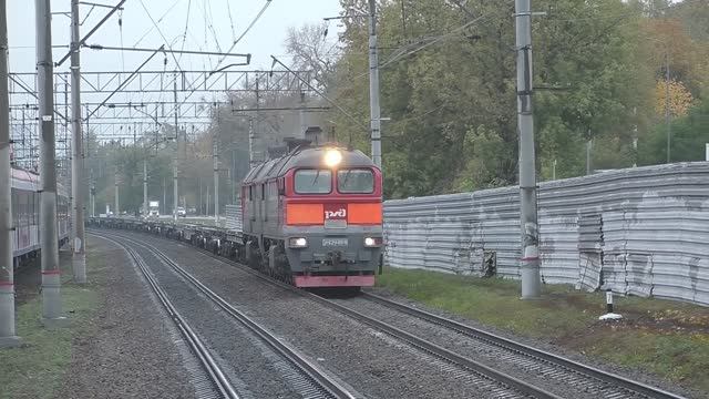 Тепловоз 2М62У-0019 (ТЧЭ-6) с порожними контейнерными платформами.