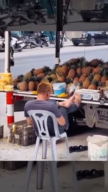Если любить свою работу, то только так 😂🍍