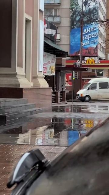 Атмосферное видео для тех, кто заскучал по Донецку ❤️

Немного погуляли по дождливому городу — очень