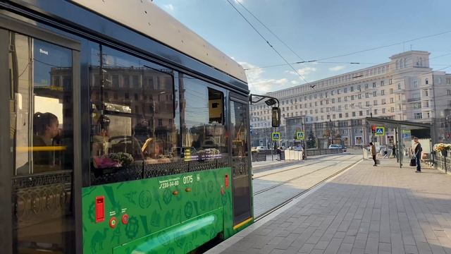 Прибытие трамвая 71-623-04 на остановку «Площадь Революции»