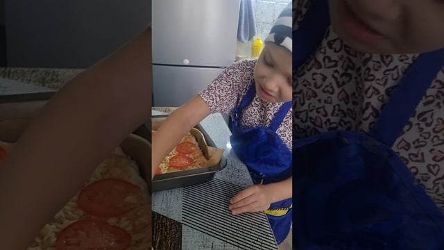 Готовим пицу вместе с Аней