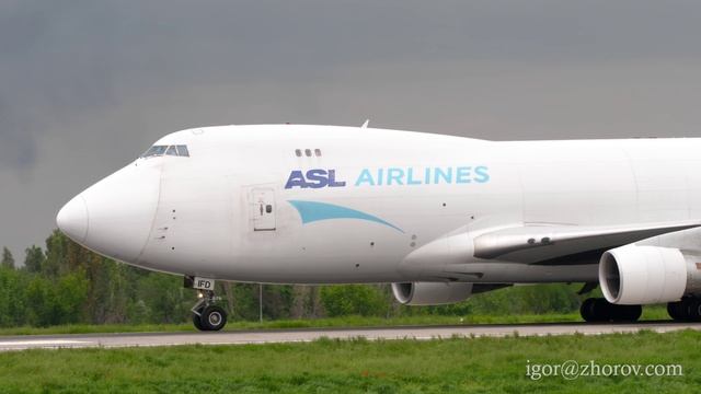 Грузовой Боинг 747 авиакомпании ASL Airlines на рулении после приземления в аэропорту Алматы.