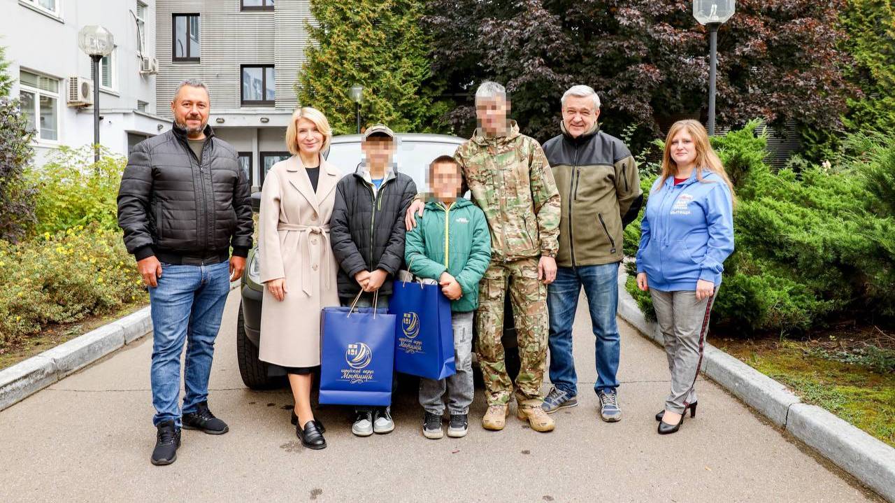 «Нива» для героя: мытищинцы передали внедорожник бойцу СВО