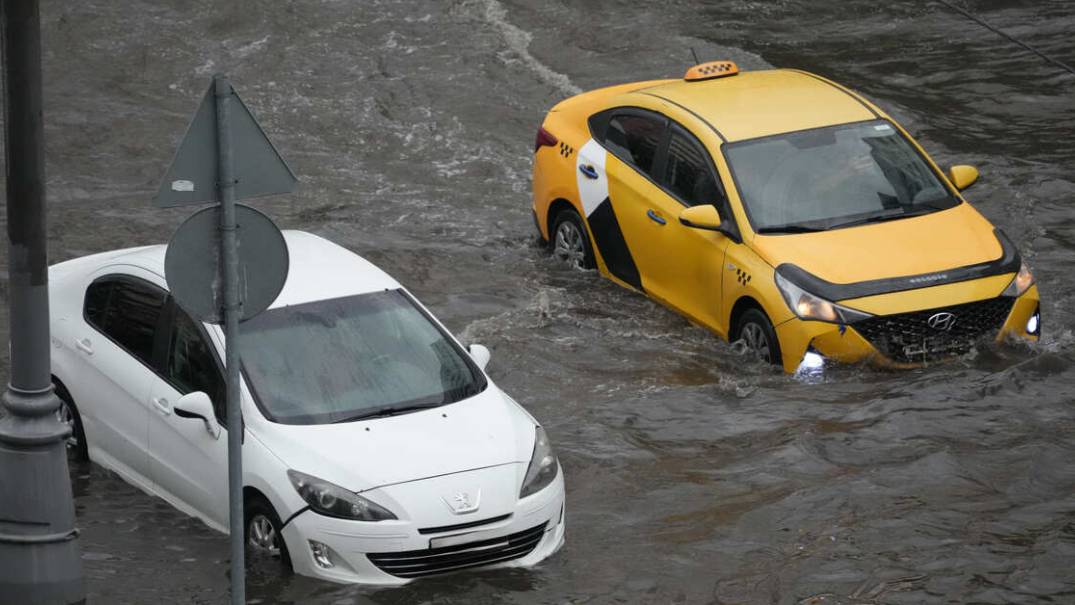 Сочи уходит под воду из-за циклона 
