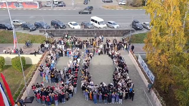 Воспитанники Дворца творчества детей и молодежи в честь юбилея провели флешмоб «Дворцу 90», выстроив
