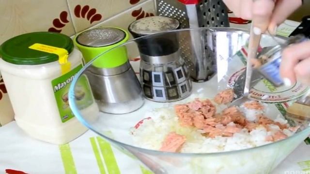 Салат с рисом и рыбными консервами