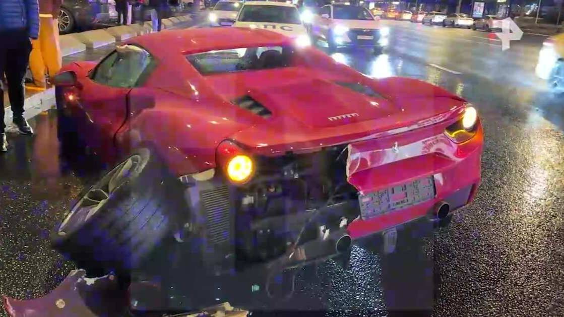 Красный Ferrari разбился в центре Москвы