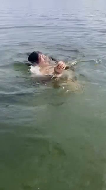 Поймала рыбу голыми руками