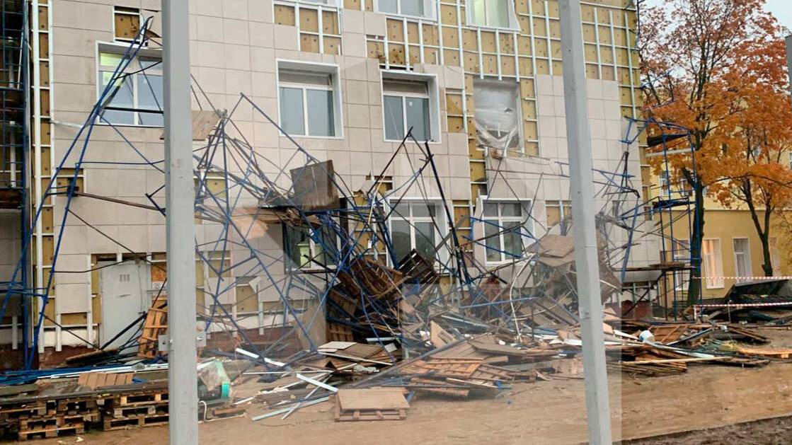 Люди находятся под завалами после обрушения строительных лесов в Москве