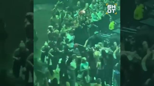 В ходе выступления Билли Айлиш в Майами произошел инцидент: один из зрителей проявил агрессию, чт...