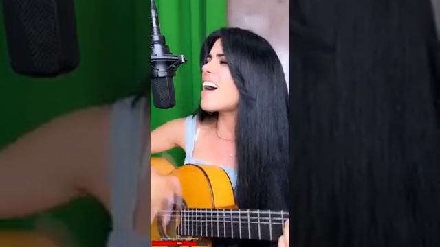 Елена Ереван, поет песни.