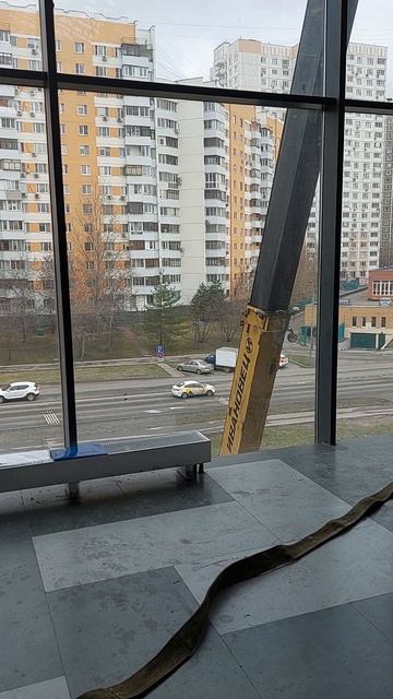 спускаем оборудование через окно
