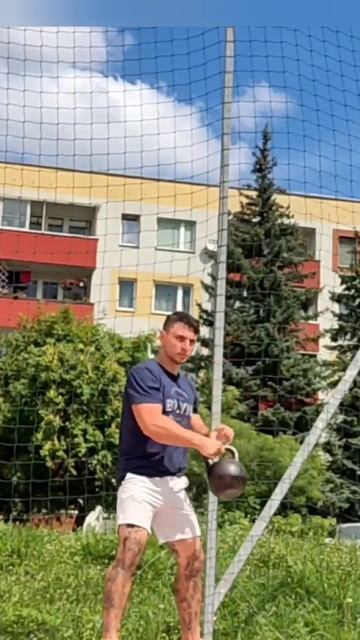 Тренировка с гирей.