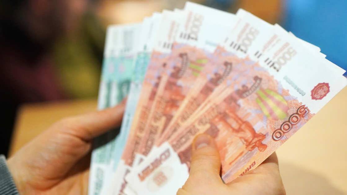 Зарплаты россиян в трех отраслях превысили 200 тысяч