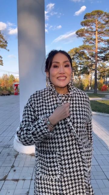 «Парижский шик этой осенью: «Как носить пальто с принтом «пье-де-пул