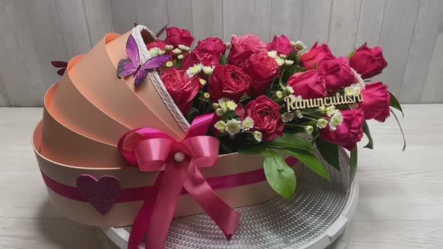Люлька с красными розами на выписку