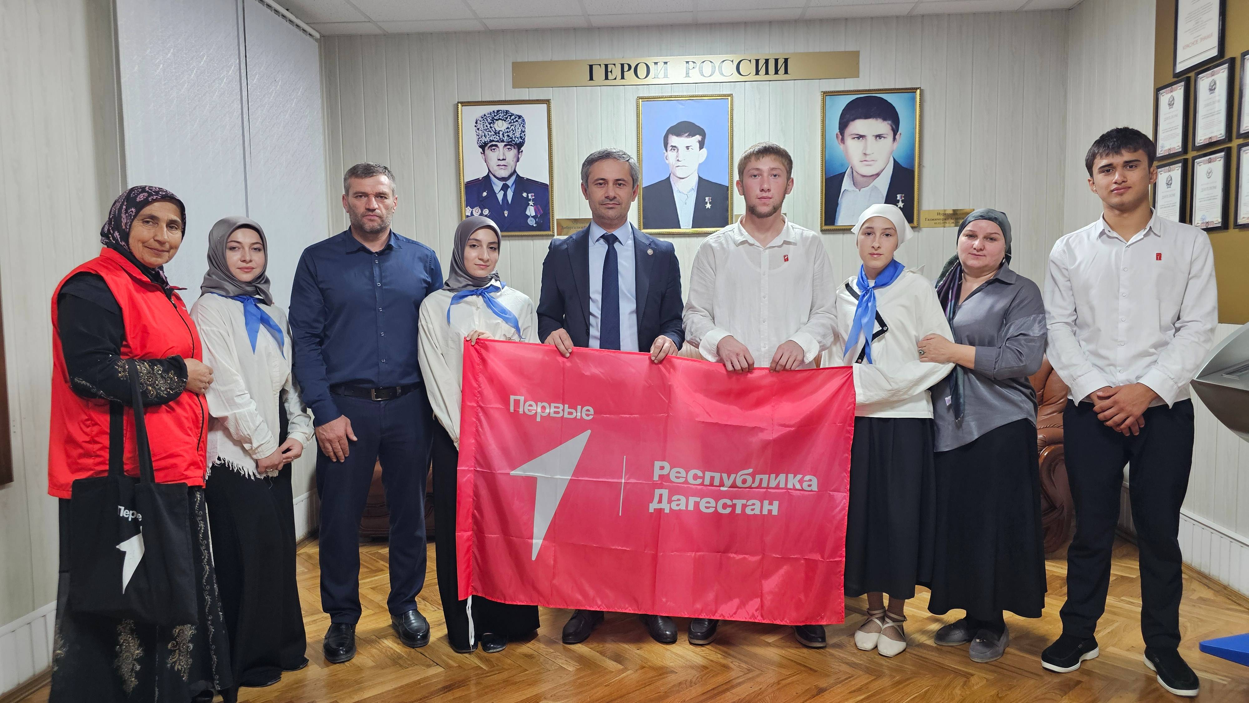 Главу Ботлихского района Руслана Гамзатова посетили юные школьники Ансалтинской СОШ
