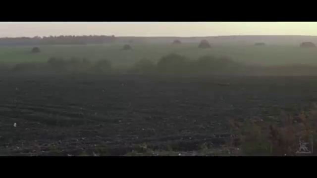 Присела на скамейку осень