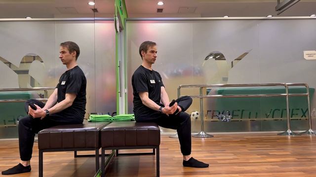 Растяжка передней и латеральной части стопы и нижнего отдела голени сидя