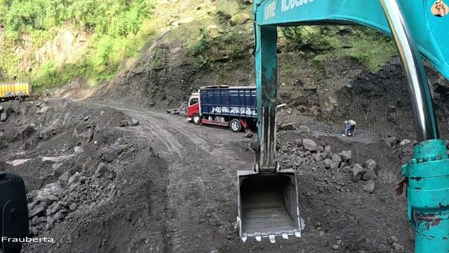 Строительство, экскаватор копает песок