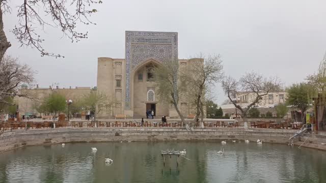 В ценре Бухары (Узбекистан).