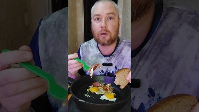 На обед. Яичница с жареным луком и колбасой. Мукбанг, еда на камеру, перекус