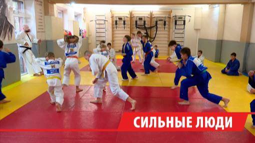 Тренер из Иркутска построил зал на свои деньги и бесплатно обучает детей дзюдо