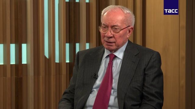 Киевская власть ничего не решает, заявил Азаров